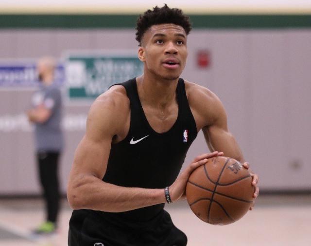 斯基拉：那不勒斯依然想租梅努，球员也想要获得更多出场机会